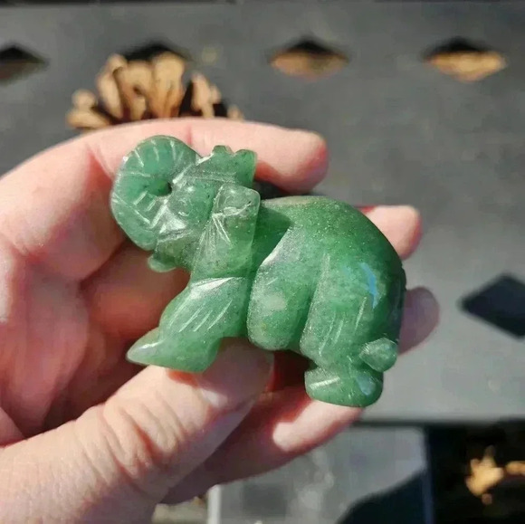 🔮 2 Natural Crystal Elephant Carvings - Clear Quartz & Green Aventurine - Picture 3 of 3